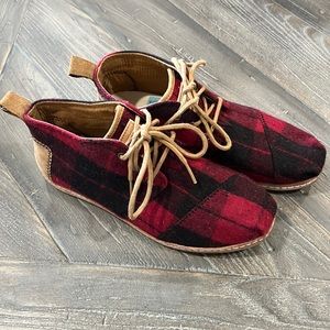 Toms adorable booties size 7. Perfect splash of winter style! Lightly worn.